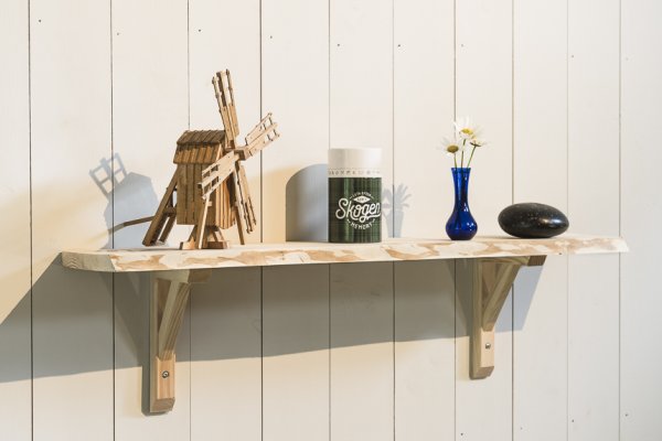 Vildmarkshylla furu på vägg